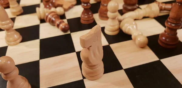 Wie man Holzbrettspiel Schach spielt. Improvisation und verschiedene Blickwinkel von Schachsätzen, Figuren und Schachbrettern. weiße und schwarze Figuren und Schachbrett. — Stockfoto