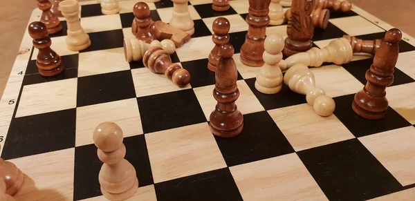 Cómo jugar ajedrez juego de mesa de madera. Improvisación y diferentes ángulos de ajedrez, piezas y tablero de ajedrez. Figuras blancas y negras y tablero de juego de ajedrez . — Foto de Stock