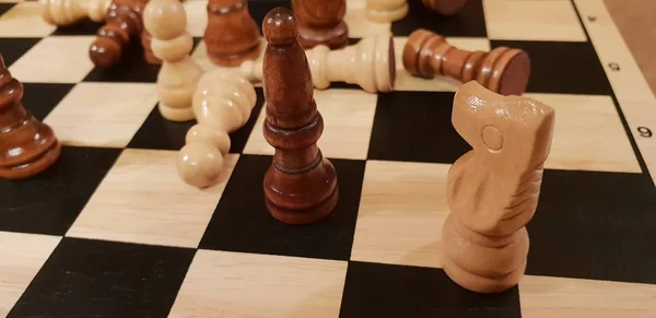 Wie man Holzbrettspiel Schach spielt. Improvisation und verschiedene Blickwinkel von Schachsätzen, Figuren und Schachbrettern. weiße und schwarze Figuren und Schachbrett. — Stockfoto