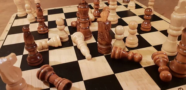 Cómo jugar ajedrez juego de mesa de madera. Improvisación y diferentes ángulos de ajedrez, piezas y tablero de ajedrez. Figuras blancas y negras y tablero de juego de ajedrez . — Foto de Stock