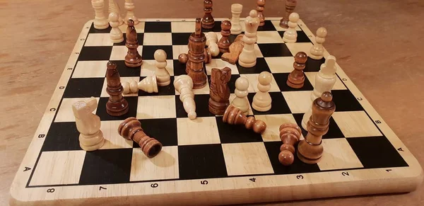 Ahşap masa oyunu satranç oynamayı. Doğaçlama ve farklı açılardan satranç setleri, adet ve satranç tahtası. Beyaz ve siyah rakamlar ve satranç oyun kurulu.