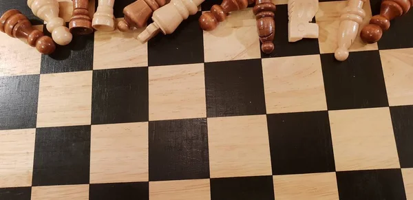 Hoe te de houten bordspel Schaken. Improvisatie en verschillende hoeken voor chess sets, stukken en schaakbord. Witte en zwarte cijfers en bestuur van schaakspel. — Stockfoto