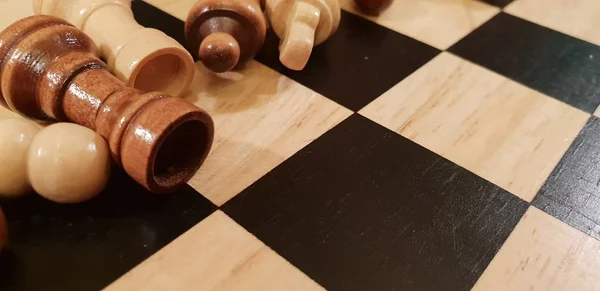 Hoe te de houten bordspel Schaken. Improvisatie en verschillende hoeken voor chess sets, stukken en schaakbord. Witte en zwarte cijfers en bestuur van schaakspel. — Stockfoto