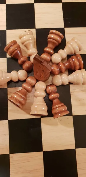 木製ボードゲームのチェスを再生する方法 チェス チェスの即興と異なる角度を設定します 白と黒の数字とチェスのゲーム会 — ストック写真
