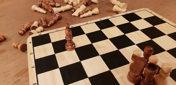 Πώς Παίξετε Σκάκι Ξύλινο Επιτραπέζιο Παιχνίδι Αυτοσχεδιασμός Και Διαφορετικές Γωνίες — Φωτογραφία Αρχείου
