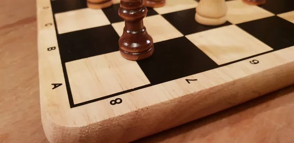 Πώς Παίξετε Σκάκι Ξύλινο Επιτραπέζιο Παιχνίδι Αυτοσχεδιασμός Και Διαφορετικές Γωνίες — Φωτογραφία Αρχείου