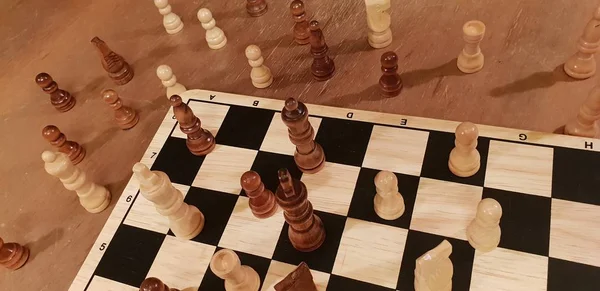 순발력과 각도의 조각과 체스판 흰색과 검은색 수치와 게임의 — 스톡 사진