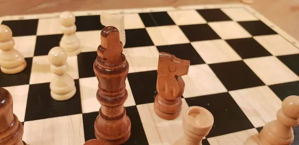 Come si gioca scacchi da tavolo in legno. Improvvisazione e diverse angolazioni di scacchi, pezzi e scacchiere. Figure bianche e nere e scacchiera . — Foto Stock