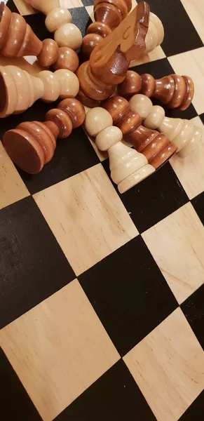 Hoe te de houten bordspel Schaken. Improvisatie en verschillende hoeken voor chess sets, stukken en schaakbord. Witte en zwarte cijfers en bestuur van schaakspel. — Stockfoto