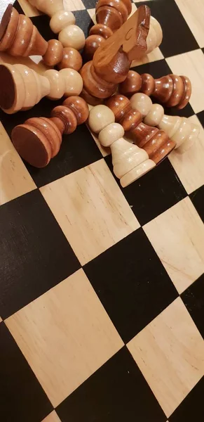 Hoe te de houten bordspel Schaken. Improvisatie en verschillende hoeken voor chess sets, stukken en schaakbord. Witte en zwarte cijfers en bestuur van schaakspel. — Stockfoto