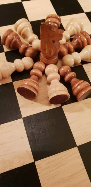 Cara bermain catur papan kayu. Improvisasi dan sudut yang berbeda dari set catur, potongan dan papan catur. Gambar putih dan hitam dan papan permainan catur . — Stok Foto