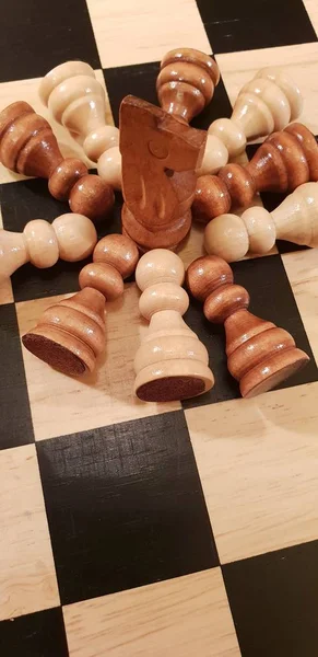 Wie man Holzbrettspiel Schach spielt. Improvisation und verschiedene Blickwinkel von Schachsätzen, Figuren und Schachbrettern. weiße und schwarze Figuren und Schachbrett. — Stockfoto