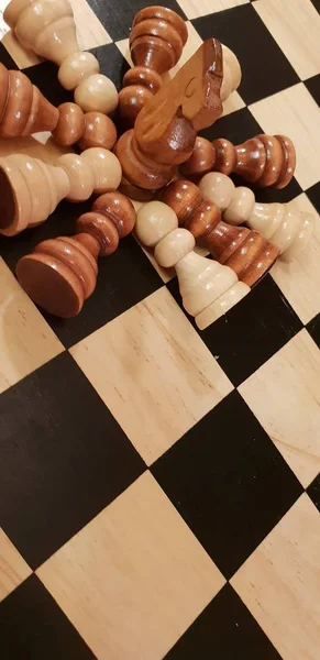 순발력과 각도의 조각과 체스판 흰색과 검은색 수치와 게임의 — 스톡 사진