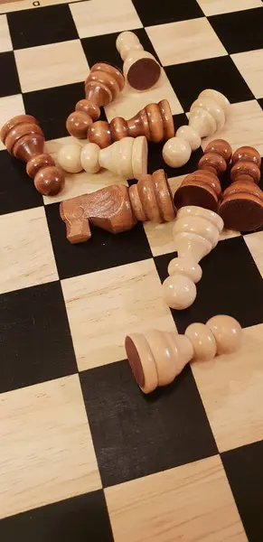 Hoe te de houten bordspel Schaken. Improvisatie en verschillende hoeken voor chess sets, stukken en schaakbord. Witte en zwarte cijfers en bestuur van schaakspel. — Stockfoto