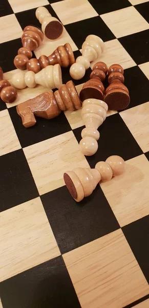 Wie Man Holzbrettspiel Schach Spielt Improvisation Und Verschiedene Blickwinkel Von — Stockfoto