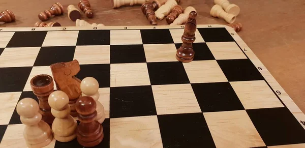 Hur man spelar trä brädspelet schack. Improvisation och olika vinklar av schacket apparater, bitar och schackbrädet. Vita och svarta siffror och styrelsen för schackspel. — Stockfoto