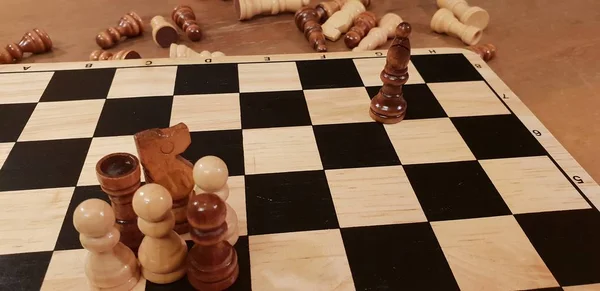 Cómo jugar ajedrez juego de mesa de madera. Improvisación y diferentes ángulos de ajedrez, piezas y tablero de ajedrez. Figuras blancas y negras y tablero de juego de ajedrez . — Foto de Stock