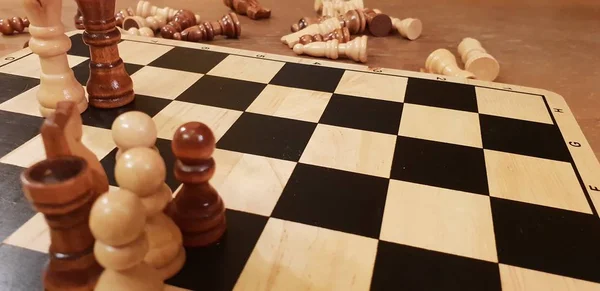 木製ボードゲームのチェスを再生する方法 チェス チェスの即興と異なる角度を設定します 白と黒の数字とチェスのゲーム会 — ストック写真