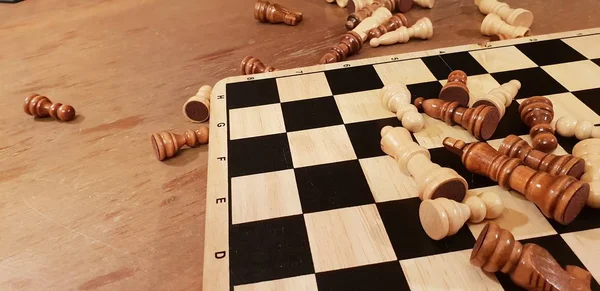 Hogyan kell játszani a fa tábla játék sakk. Improvizáció és a különböző szögek a sakk készlet, darabok és sakktábla. Fehér és fekete adatok és tábla játék sakk. — Stock Fotó