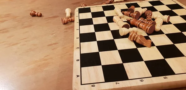 Ahşap Masa Oyunu Satranç Oynamayı Doğaçlama Farklı Açılardan Satranç Setleri — Stok fotoğraf
