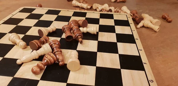 Jak hrát dřevěná desková hra šachy. Improvizace a různé úhly šachové soupravy, kousky a šachovnice. Bílé a černé postavy a deska ze šachové hry. — Stock fotografie