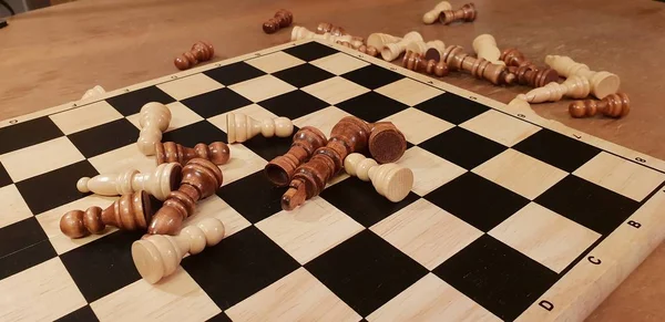 Как играть в шахматы деревянные настольные игры. Импровизация и различные углы шахматных наборов, фигур и шахматной доски. Белые и черные фигуры и шахматная доска . — стоковое фото