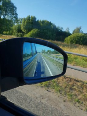 Yol sürüş sırasında ayna görünümünü Rating 