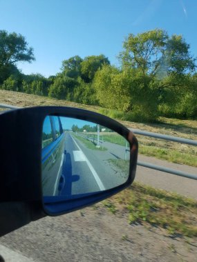 Yol sürüş sırasında ayna görünümünü Rating 