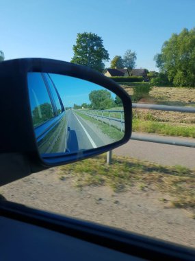 Yol sürüş sırasında ayna görünümünü Rating 