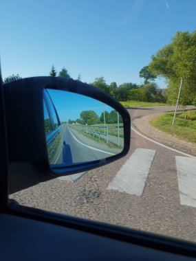 Yol sürüş sırasında ayna görünümünü Rating 