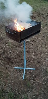 Gün boyunca kamp ateşi yanıyor