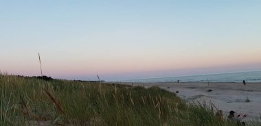 Baltık Denizi plaj, deniz, kıyı şeridi günbatımı yaz akşamları sırasında.