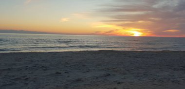 Baltık Denizi plaj, deniz, kıyı şeridi günbatımı yaz akşamları sırasında.