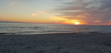 Baltık Denizi plaj, deniz, kıyı şeridi günbatımı yaz akşamları sırasında.