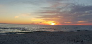 Baltık Denizi plaj, deniz, kıyı şeridi günbatımı yaz akşamları sırasında.
