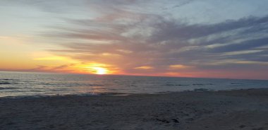 Baltık Denizi plaj, deniz, kıyı şeridi günbatımı yaz akşamları sırasında.