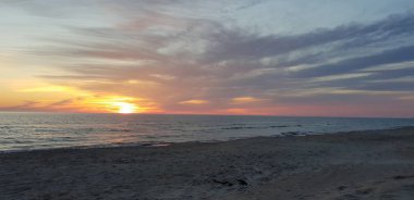 Baltık Denizi plaj, deniz, kıyı şeridi günbatımı yaz akşamları sırasında.