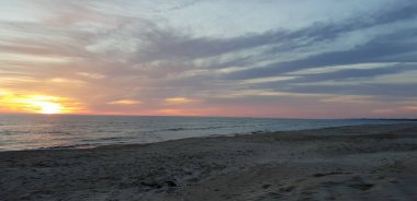 Baltık Denizi plaj, deniz, kıyı şeridi günbatımı yaz akşamları sırasında.