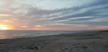 Baltık Denizi plaj, deniz, kıyı şeridi günbatımı yaz akşamları sırasında.