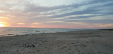 Baltık Denizi plaj, deniz, kıyı şeridi günbatımı yaz akşamları sırasında.