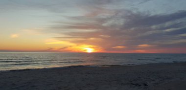 Baltık Denizi plaj, deniz, kıyı şeridi günbatımı yaz akşamları sırasında.