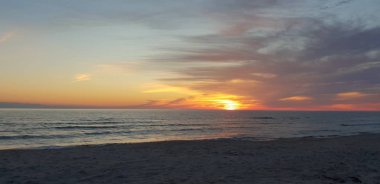 Baltık Denizi plaj, deniz, kıyı şeridi günbatımı yaz akşamları sırasında.