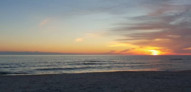 Baltık Denizi plaj, deniz, kıyı şeridi günbatımı yaz akşamları sırasında.