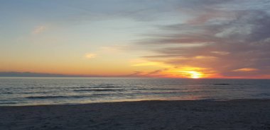 Baltık Denizi plaj, deniz, kıyı şeridi günbatımı yaz akşamları sırasında.