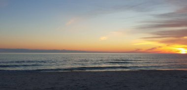 Baltık Denizi plaj, deniz, kıyı şeridi günbatımı yaz akşamları sırasında.