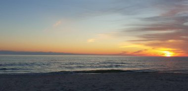 Baltık Denizi plaj, deniz, kıyı şeridi günbatımı yaz akşamları sırasında.