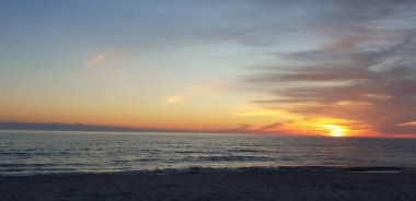 Baltık Denizi plaj, deniz, kıyı şeridi günbatımı yaz akşamları sırasında.