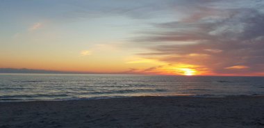 Baltık Denizi plaj, deniz, kıyı şeridi günbatımı yaz akşamları sırasında.