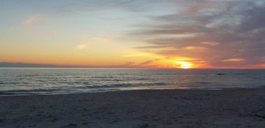 Baltık Denizi plaj, deniz, kıyı şeridi günbatımı yaz akşamları sırasında.