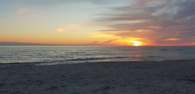 Baltık Denizi plaj, deniz, kıyı şeridi günbatımı yaz akşamları sırasında.